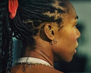 http://Sony,%20girl,%20outtake,%20ear%20bud,%20London