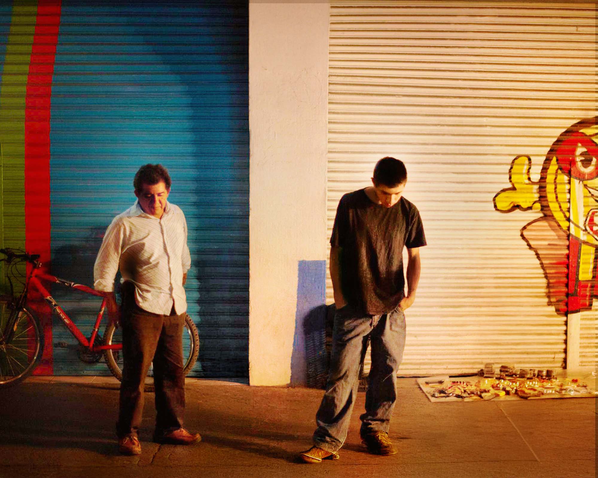 http://Men,%20night,%20group,%20standing,%20nightscene,%20market,%20viewers,%20metal%20fence,%20mexico%20city,%20mexico