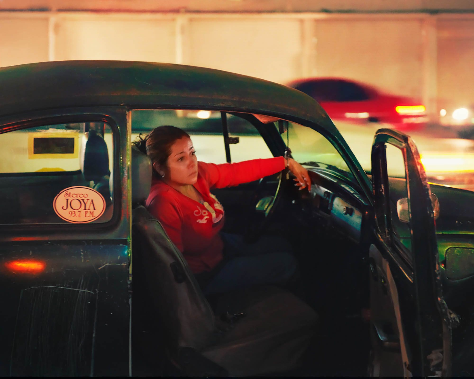 http://woman%20in%20a%20car%20at%20night%20on%20road,%20dark,%20night%20scene,%20mexico%20city